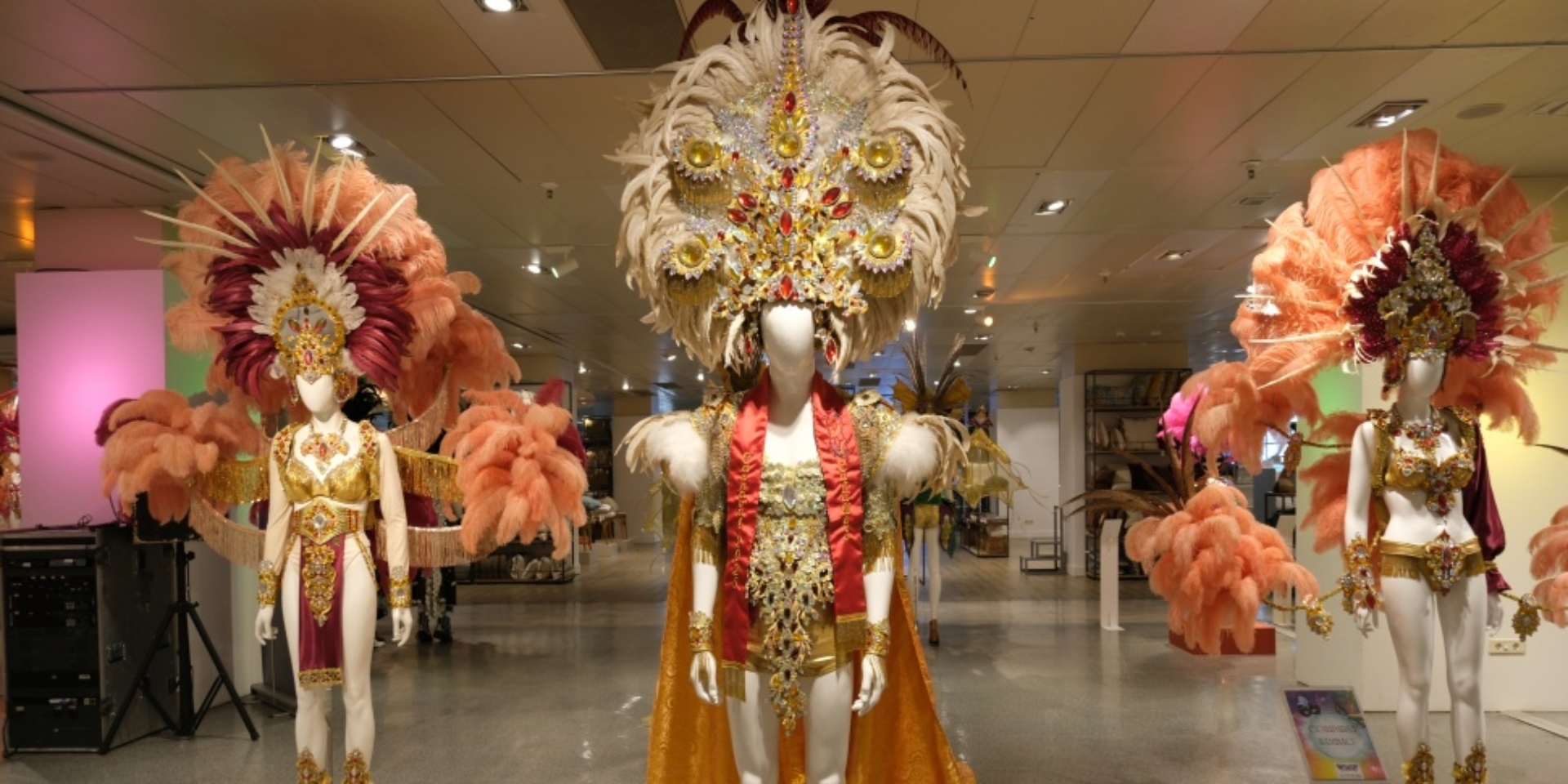 Exposición de trajes y accesorios de Carnaval